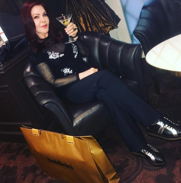Priscilla Presley nhận được 900 ngàn USD một năm từ tài sản chồng cũ Elvis  Presley