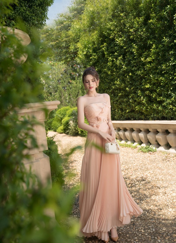 Top 10 đầm dạ hội đẹp 'huyền thoại' của Ngọc Trinh