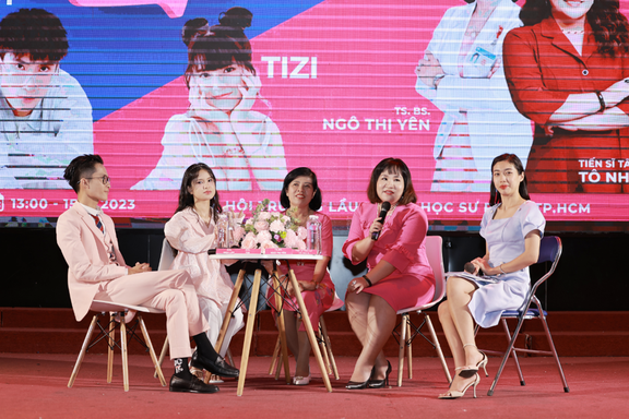 Buổi talkshow diễn ra với không khí gần gũi cùng sự chia sẻ nhiệt tình từ các khách mời gồm: TS.BS Sản Phụ khoa Ngô Thị Yên, TS Tâm lý Tô Nhi A, cùng cặp đôi dễ thương Tizi Đích Lép.