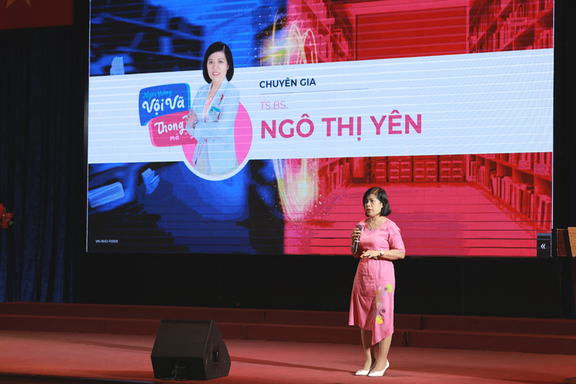 TS.BS Sản Phụ khoa Ngô Thị Yên đang chia sẻ về các biện pháp tránh thai đến các bạn sinh viên