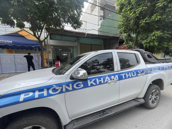 Dán decal xe ô tô màu trắng xanh na ná xe CSGT tạo cuộc tranh luận 'khủng'- Ảnh 1.