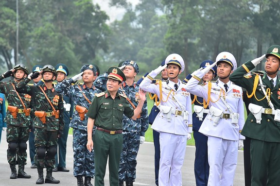 Thượng tướng Nguyễn Tân Cương kiểm tra trang bị, trang phục tại buổi hợp luyện