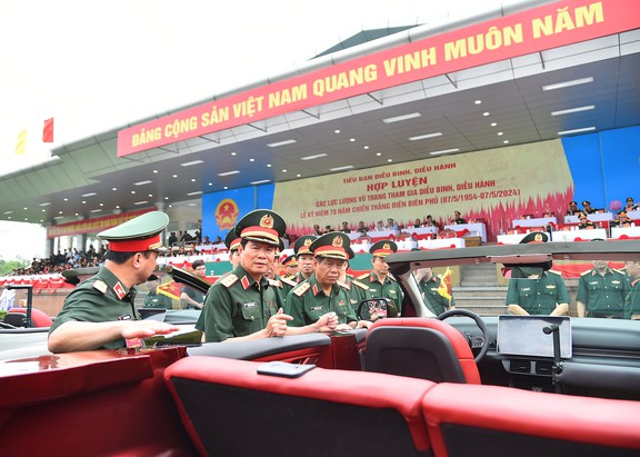 Thượng tướng Nguyễn Tân Cương cùng các đại biểu tham quan phương tiện phục vụ diễu binh, diễu hành