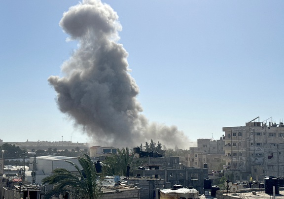 Khói bốc lên từ Rafah ngày 21.4