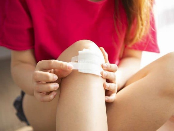 Bị té xe pháo xước chân nên làm những gì nhằm chỗ bị thương nhanh khỏi và ngừa sẹo xấu?- Hình ảnh 5.