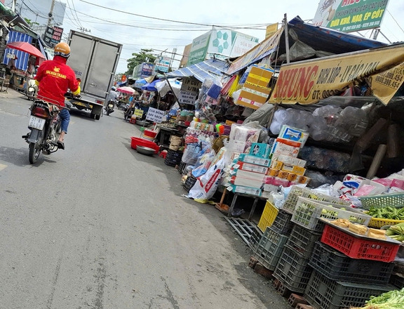 Buôn bán tràn lan trên vỉa hè…