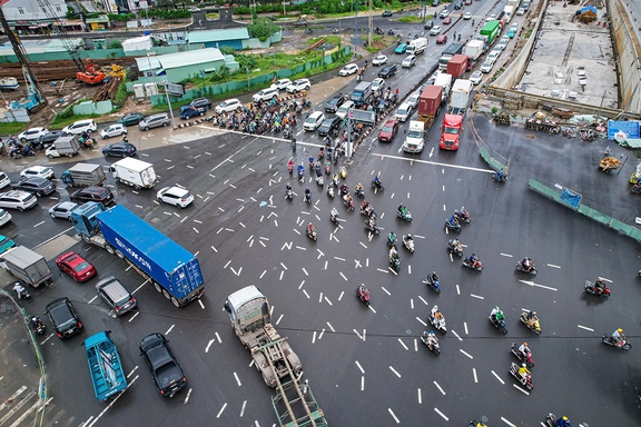 'Ma trận' vạch kẻ đường, biển báo - Ảnh 1. 'Ma trận' vạch kẻ đường, biển báo - Ảnh 1.