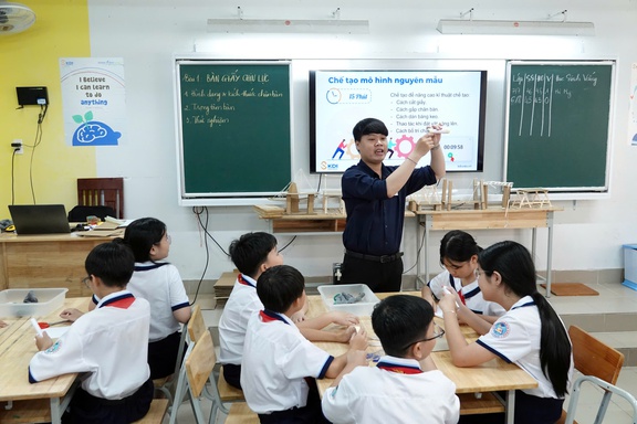 Giáo viên chuyển từ 'cái gì cũng biết' …