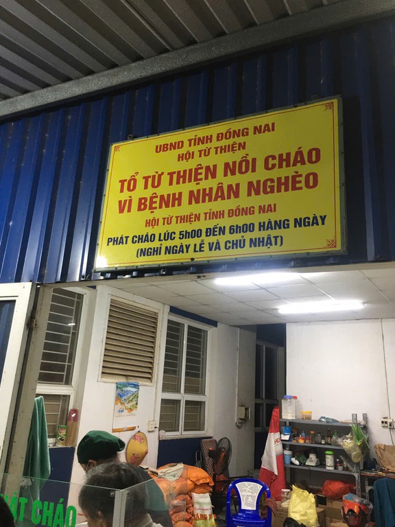 'Nồi cháo tình thương' mang hơi ấm sẻ chia đến bệnh nhân nghèo- Ảnh 4. 'Nồi cháo tình thương' mang hơi ấm sẻ chia đến bệnh nhân nghèo- Ảnh 4.