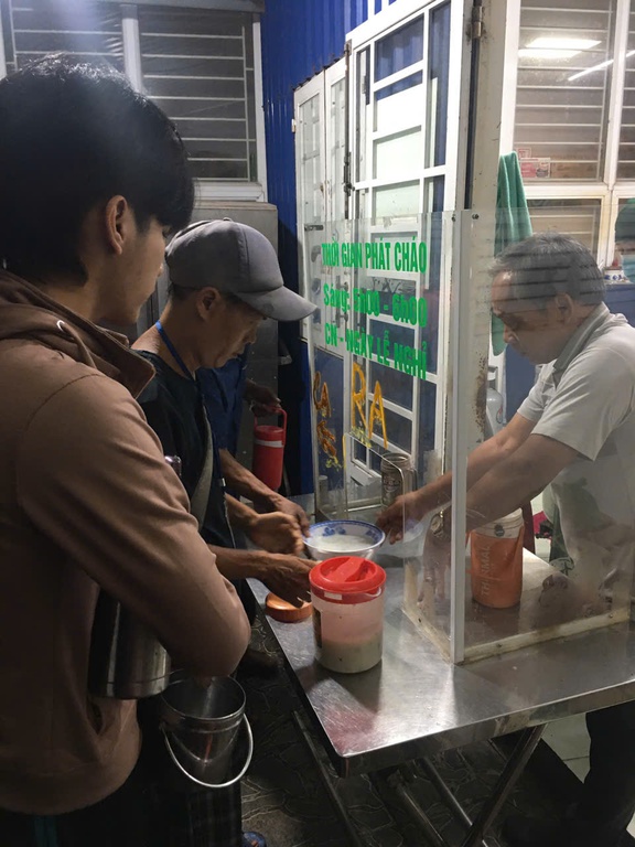 'Nồi cháo tình thương' mang hơi ấm sẻ chia đến bệnh nhân nghèo- Ảnh 2. 'Nồi cháo tình thương' mang hơi ấm sẻ chia đến bệnh nhân nghèo- Ảnh 2.