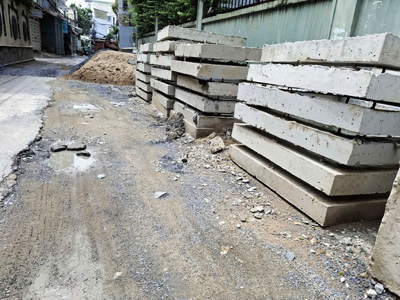 Thi công hẻm kéo dài, đi lại khó khăn