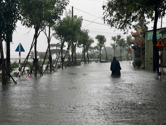 TP.Huế đang mưa rất to, dự báo mưa lũ s…