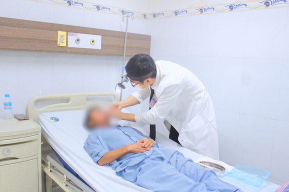 Sau nhổ răng khôn, người đàn ông bị nướ…