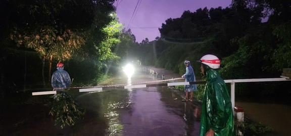 TP.Huế: Taxi bị nước lũ cuốn …