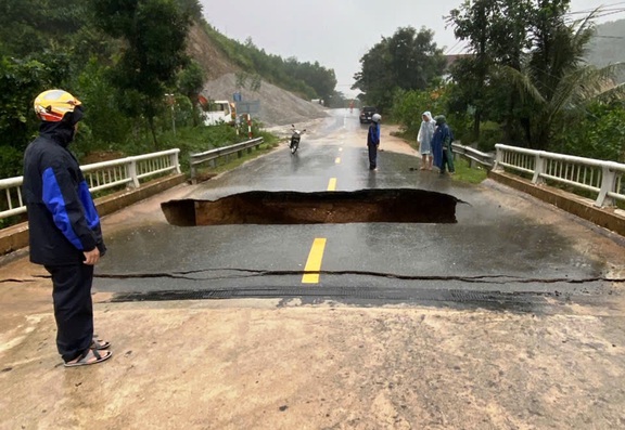 Đà Nẵng: 'Hố tử thần' xuất hiện trên cầu Ca Da sau mưa lớn - Ảnh 2.