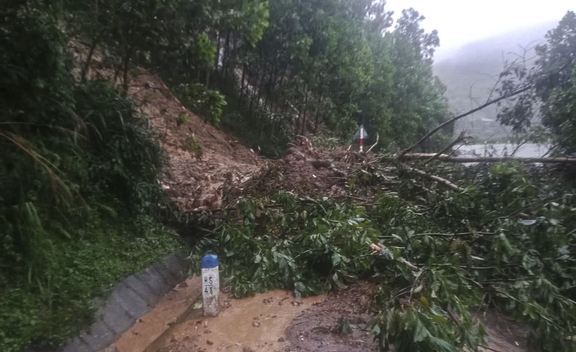 Một xã miền núi Quảng Ngãi cho học sinh nghỉ học vì mưa lớn, sạt lở núi- Ảnh 1.