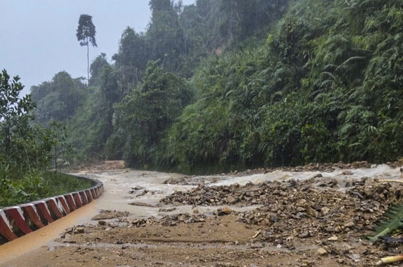 Một xã miền núi Quảng Ngãi cho học sinh nghỉ học vì mưa lớn, sạt lở núi- Ảnh 2.