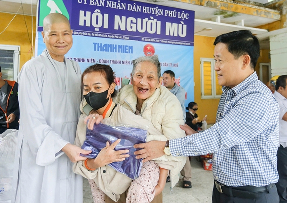 Trao yêu thương cho người nghèo xứ Huế …