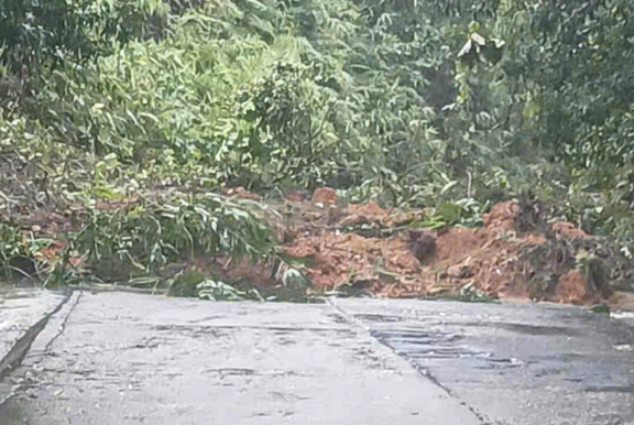 Một xã miền núi Quảng Ngãi cho học sinh nghỉ học vì mưa lớn, sạt lở núi- Ảnh 3.