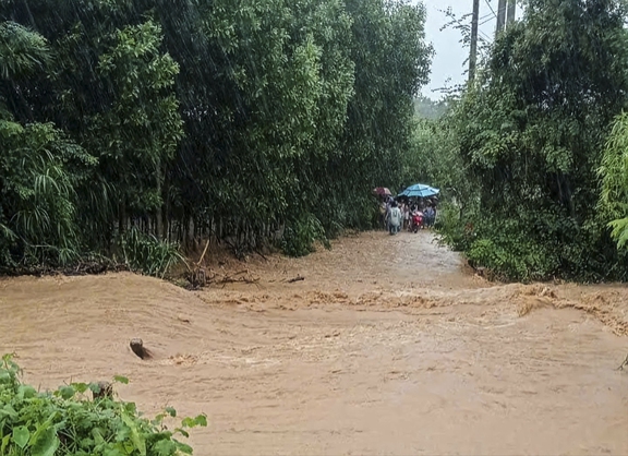 Một xã miền núi Quảng Ngãi cho học sinh nghỉ học vì mưa lớn, sạt lở núi- Ảnh 4.