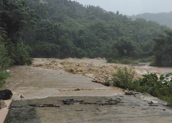 Mưa lớn gây ngập sâu, sạt lở ở Quảng Ng…