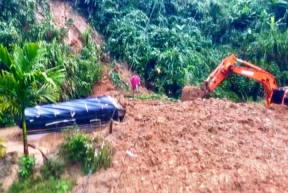 Đà Nẵng: Sạt lở vùi lấp xe tả…