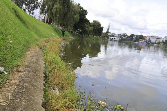 Sạt trượt ta luy, bờ kè quanh thắng cảnh hồ Xuân Hương - Đà Lạt - Ảnh 3.