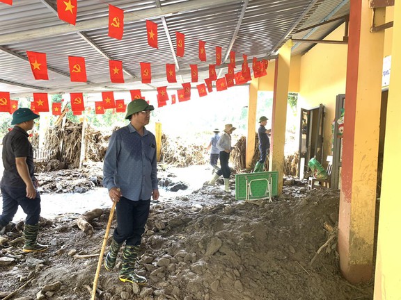 Học sinh dọn bùn non và nhặt sách vở sau lũ tại trường THCS Mỏ Vàng - Ảnh 3.