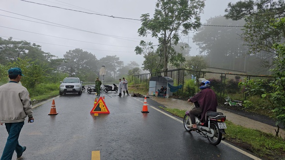 Sạt lở đèo D'Ran cấm đường không biển báo gây phiền toái cho du khách- Ảnh 1.