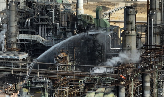 Cháy nổ tại nhà máy lọc dầu Chevron ở Mỹ như bom nguyên tử gây chấn động - Ảnh 4.