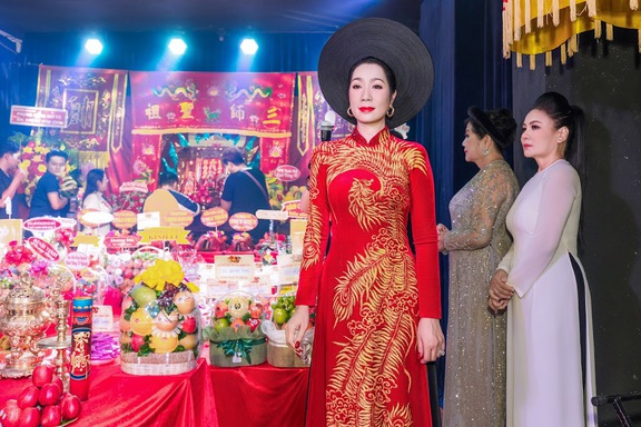 NSND Trịnh Kim Chi dành tiền cúng Tổ hỗ…