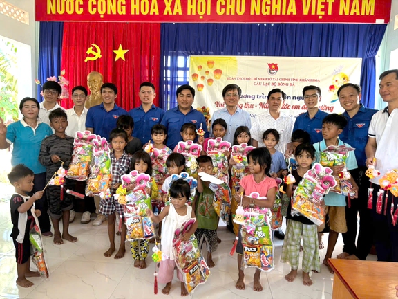 Khánh Hòa: Trao quà trung thu cho con e…