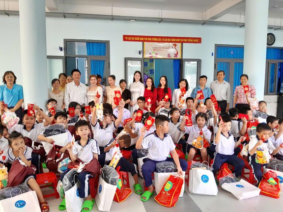 Tiệm vàng Kim Tài Phúc trao quà Trung t…