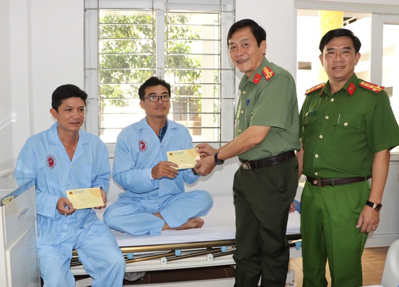 Hai công an bị thương khi khống chế ngư…