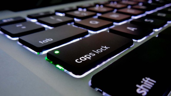 Tại sao Microsoft vẫn giữ phím Caps Loc…