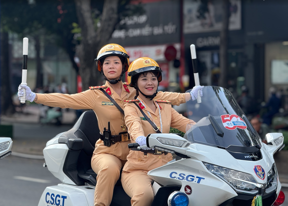 CSGT cấm xe làn ô tô đường Lê Lợi trong…