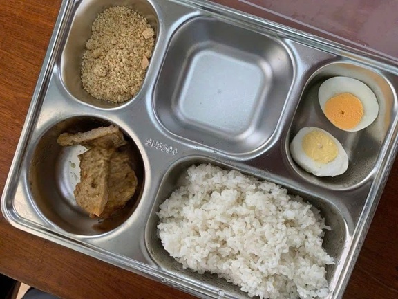 Xôn xao suất ăn bán trú 25.000 đồng với…