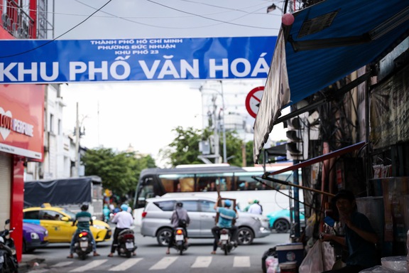 Biển báo 'núp lùm', người dân dễ vi phạm: Sở Xây dựng TP.HCM nói gì?- Ảnh 1.