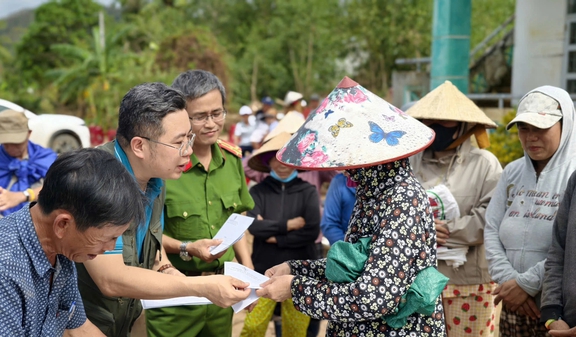 hiep hoi dieu vn cuu tro thiet thuc ba con vung lu