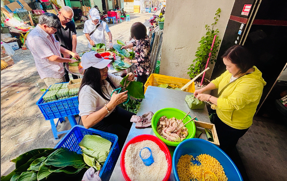 Giá thịt heo, thịt gà, trứng gia cầm... ở TP.HCM giảm sâu để người dân ăn tết - Ảnh 2.