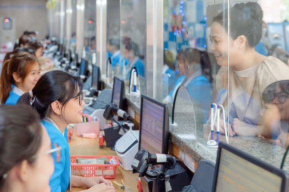 Thông cấp khám chữa bệnh BHYT: Khi nào đến bệnh viện chuyên sâu không cần giấy chuyển? - Ảnh 1.