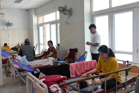 Hàng trăm trẻ em Quảng Ngãi mắc bệnh sởi - Ảnh 1.