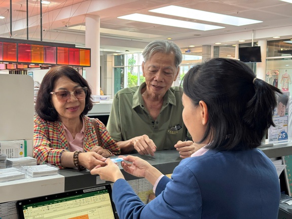 Được ghép giác mạc thành công tại FV, thầy giáo U.70 tiếp tục đam mê giảng dạy- Ảnh 1.