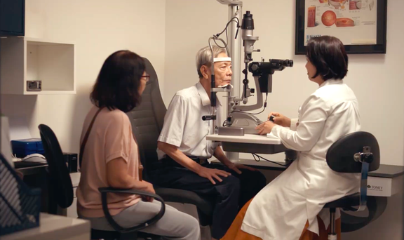 Được ghép giác mạc thành công tại FV, thầy giáo U.70 tiếp tục đam mê giảng dạy- Ảnh 2.