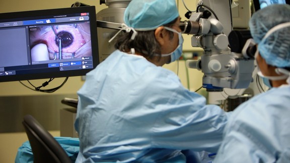 Được ghép giác mạc thành công tại FV, thầy giáo U.70 tiếp tục đam mê giảng dạy- Ảnh 5.