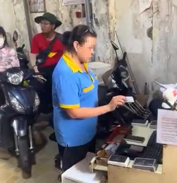 Xử lý bãi giữ xe máy 'chặt chém' 100.000 đồng sau xem diễu binh- Ảnh 1. Xử lý bãi giữ xe máy 'chặt chém' 100.000 đồng sau xem diễu binh- Ảnh 1.