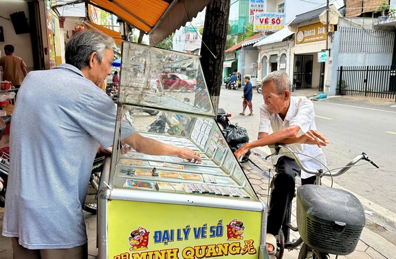 Vé số miền Nam: Mỗi ngày chi trả gần 210 tỉ đồng tiền trúng số- Ảnh 2.