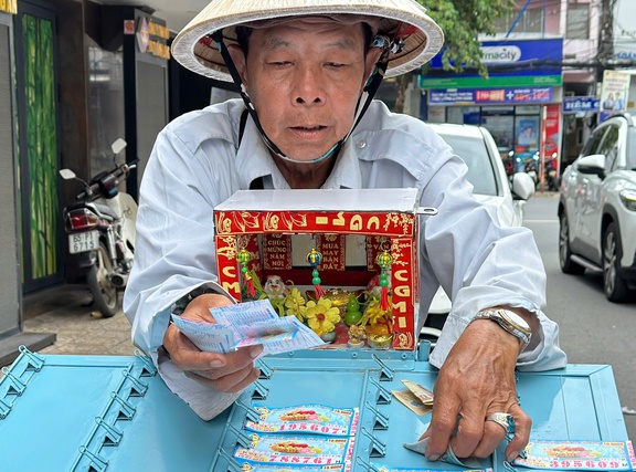 Vé số miền Nam: Mỗi ngày chi trả gần 210 tỉ đồng tiền trúng số- Ảnh 1.
