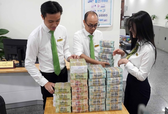 Ngân hàng thu giữ cả tài sản bảo đảm là…