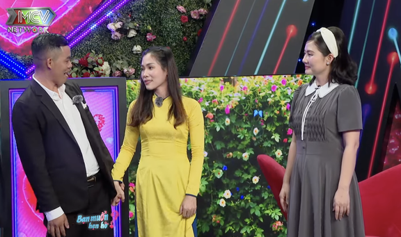 Bố đơn thân đi hẹn hò, ngỡ ng…